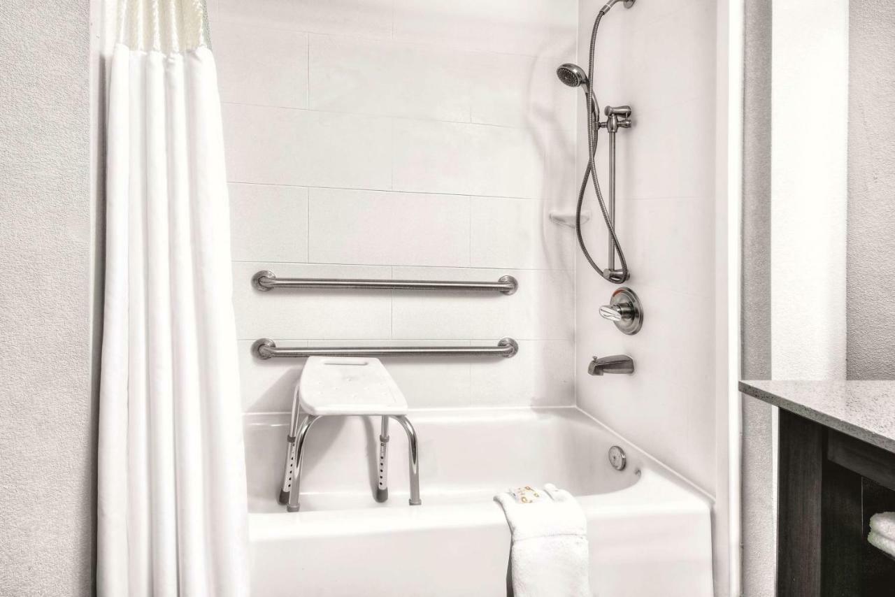 La Quinta By Wyndham Victoria - South Hotell Eksteriør bilde